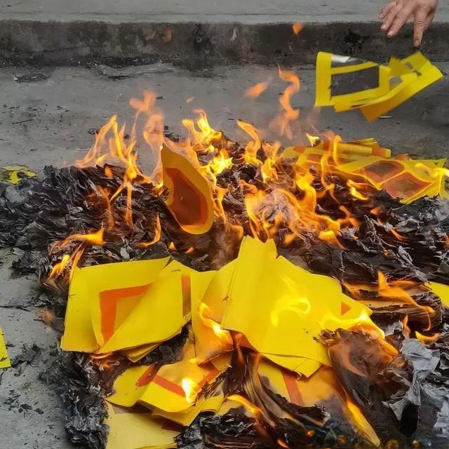 老公梦中殡仪与烧纸之火，探索潜意识的深层寓意