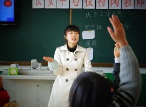 具有大学本科学历，没有教师资格证，可以去做特岗教师吗？