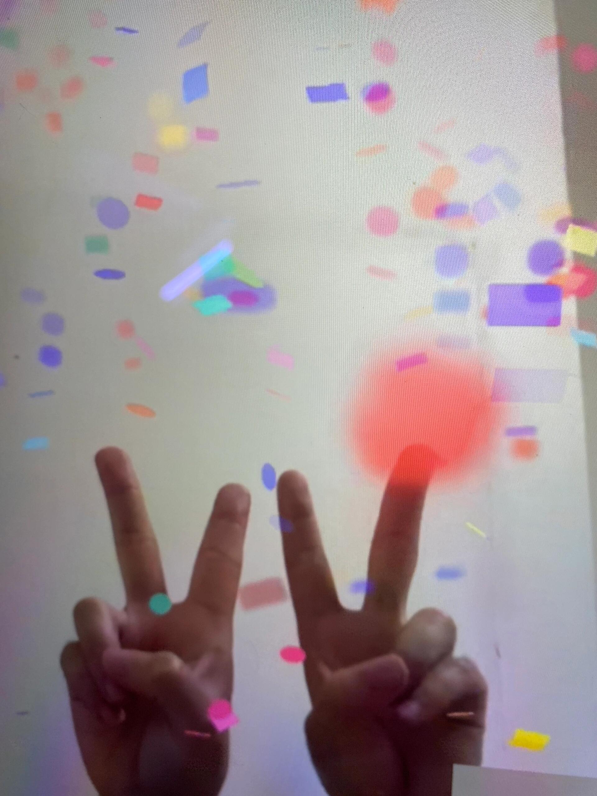 如何在微信视频通话中触发气球手势特效