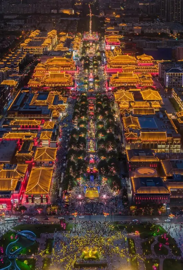 街区一如千年前的朱雀大街那是长安的坊市所在也是整座城市最热闹的地方
