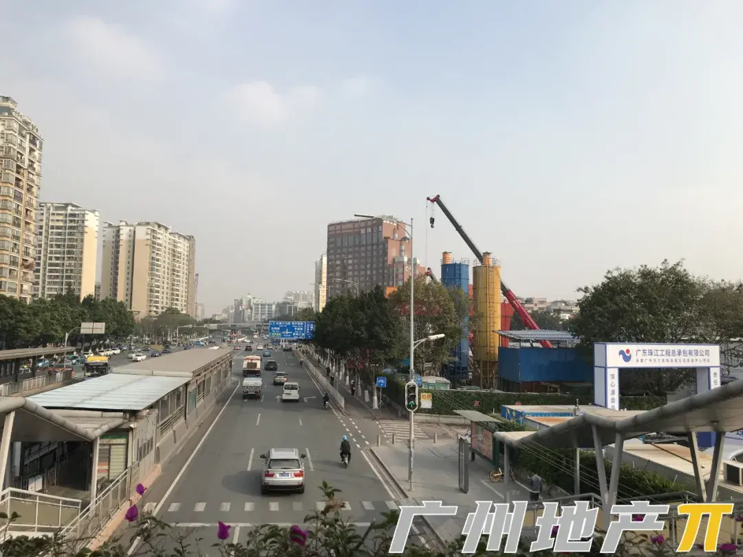 近黄埔大道边上还有4号和5号换乘站车陂南站，坐地铁出行还是很方便的。