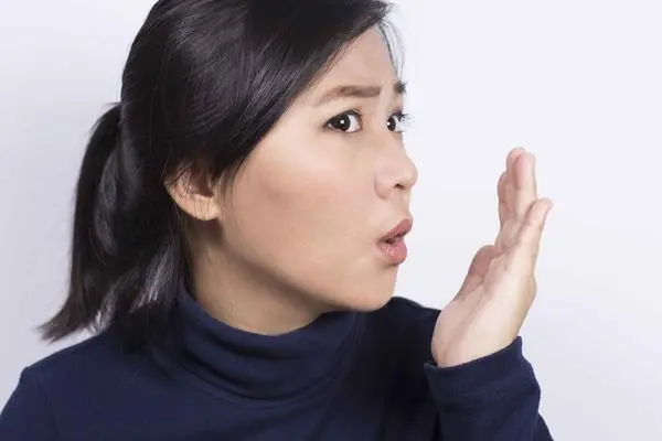 4、饭后异常打嗝吃完东西之后打饱嗝确实是很正常的生理表现，不过只是偶