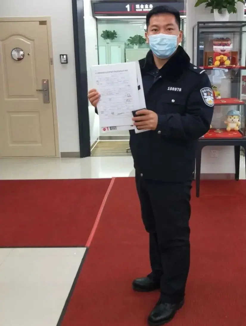 息研判，在48小时内完成涉及五家银行两家金融机构的28个资金账户的冻结。长春新区公安分局办案民警历经