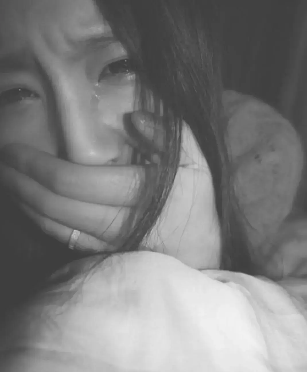 着妹妹，想着想着我的眼泪不知不觉的就流了出来，感觉心里拔凉拔凉的。
