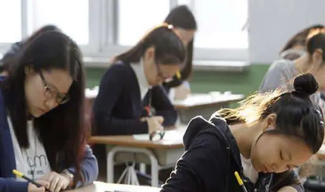 举报同学期末考试作弊，同学被取消学位证书，为啥我却被孤立了？
