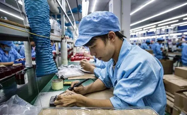 能去工厂做流水线的工作。既没有存款也无房无车，现在连媳妇都找不到。