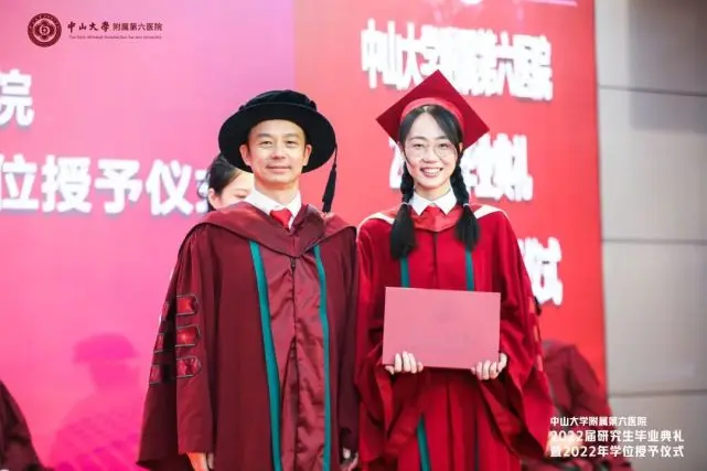 证书、暖握手、授学位……传达着祝贺，承载着期许，定格成最美的画面。