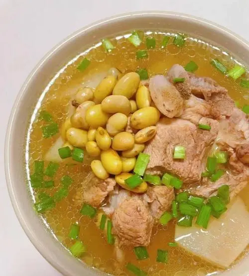 滋补养颜：黄豆排骨汤黄豆排骨汤，这是一道集美味与营养于一身的汤品。