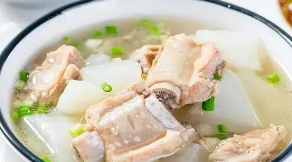 痛风、高尿酸血症以及肾病患者应谨慎食用或者不食用。· 白萝卜排骨汤 ·