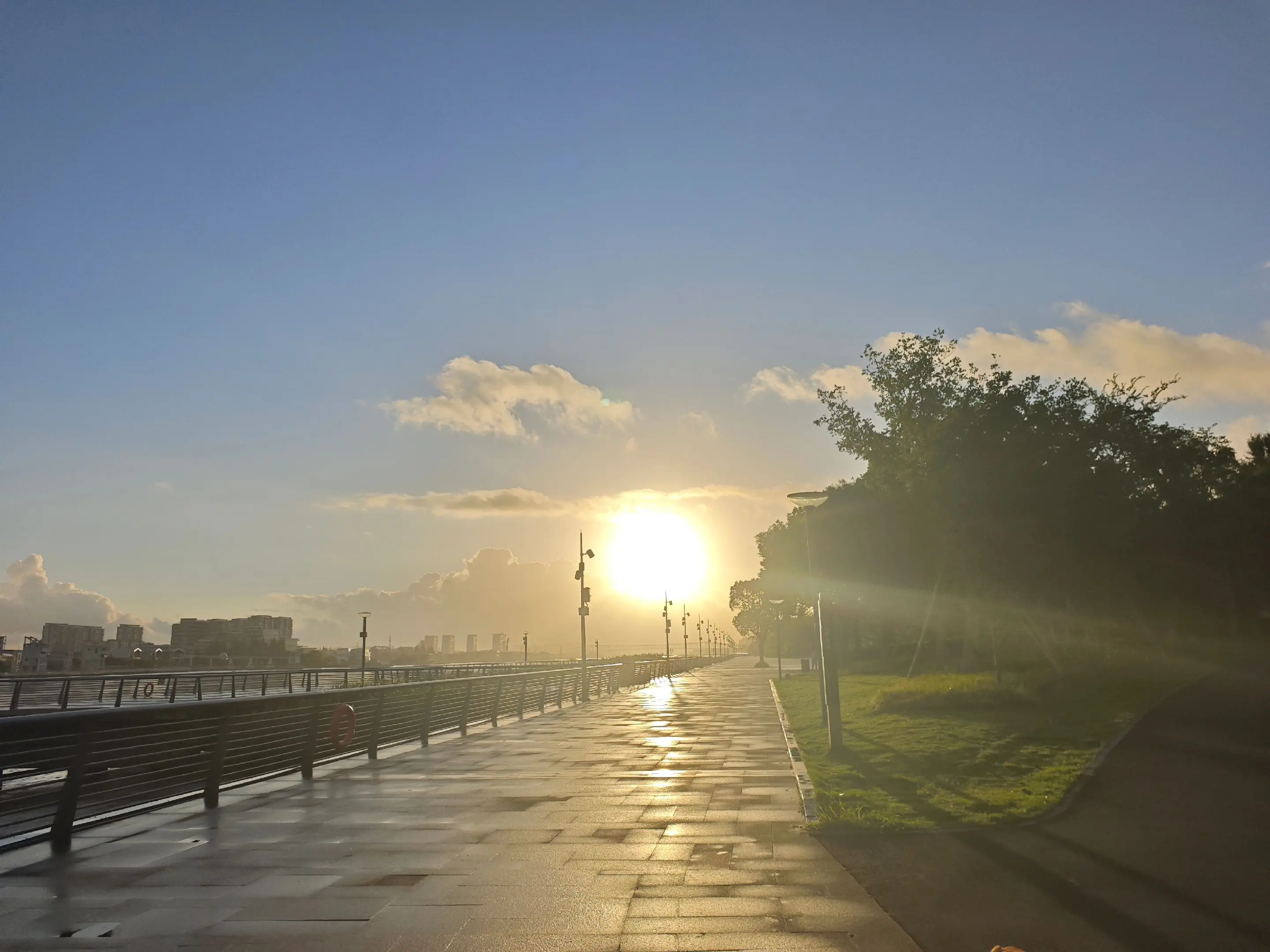 清晨的一缕阳光，带你看日出 ……