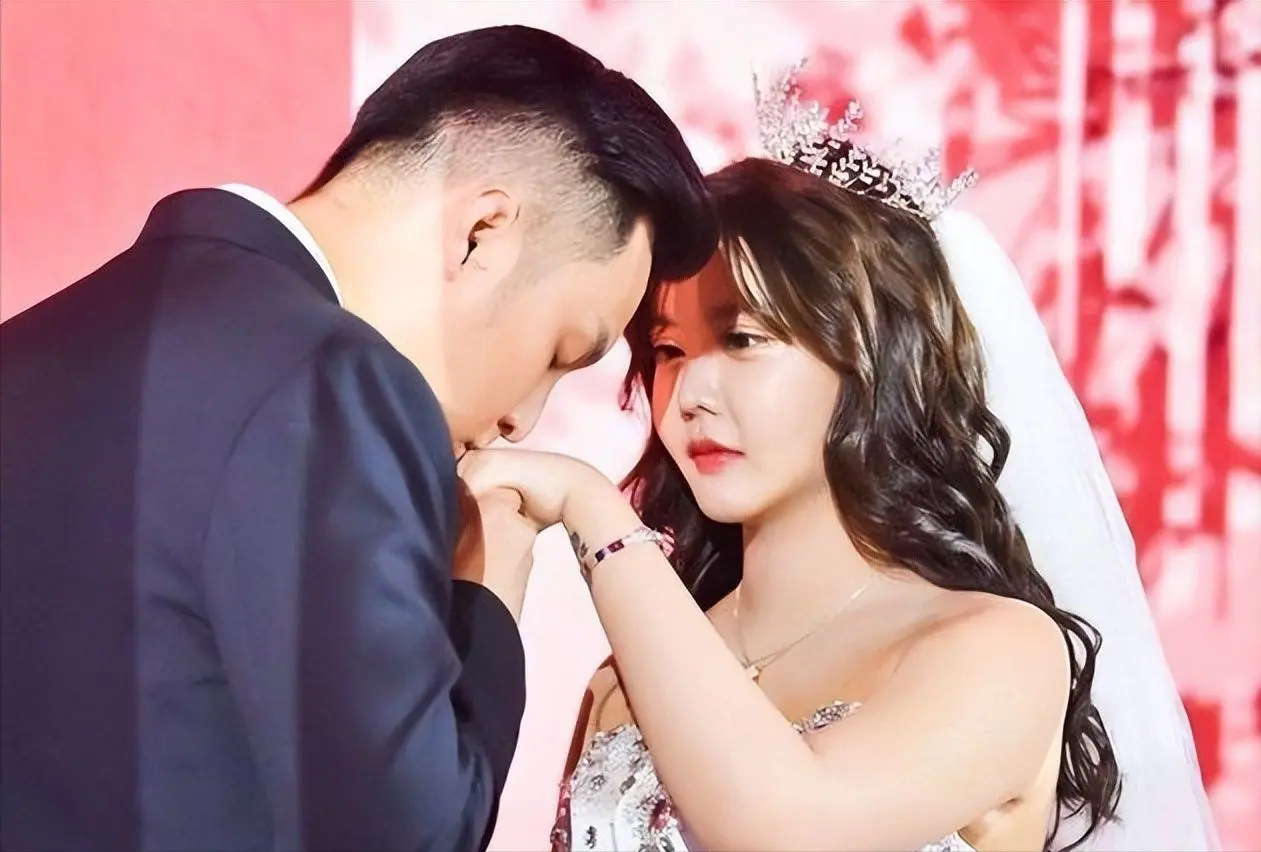 有孩子又举办了盛大的网络直播婚礼后，不到1年时间，韩安冉竟然离婚了。