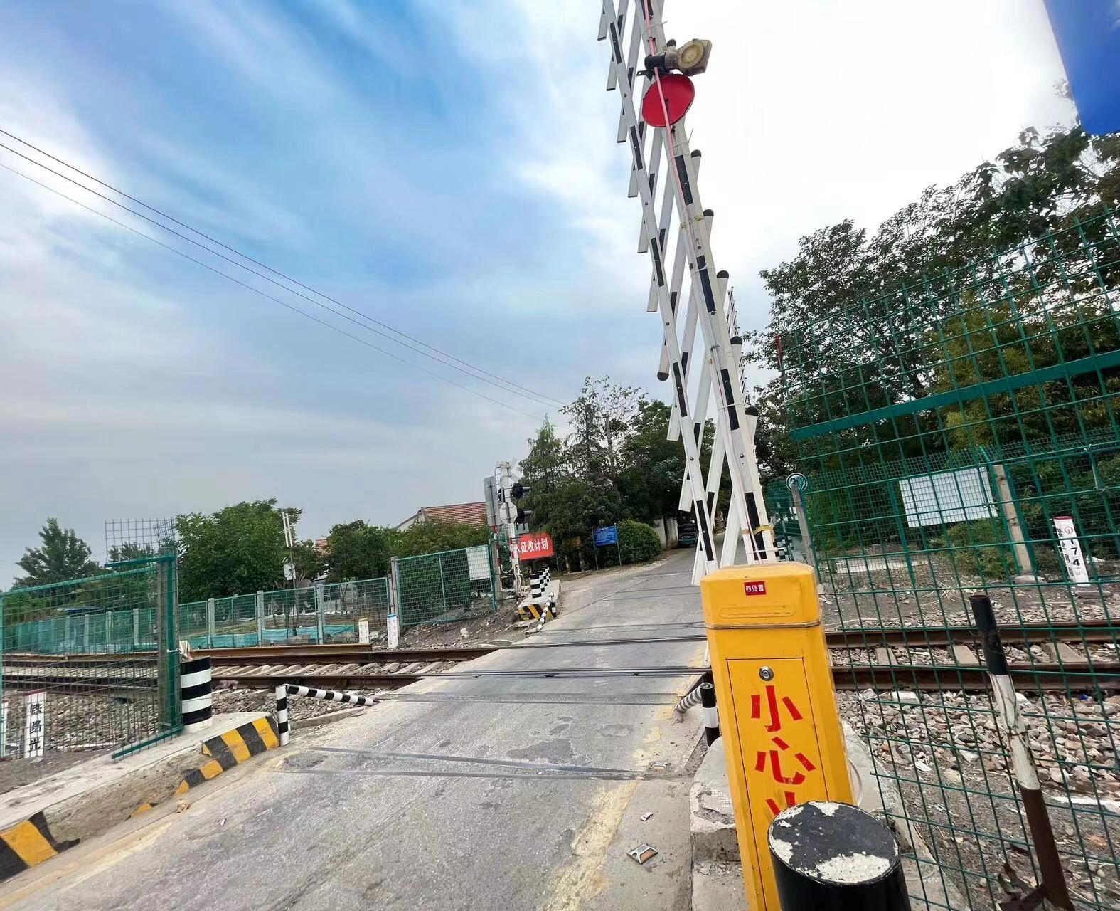 铁路道口无人看守标志模样
