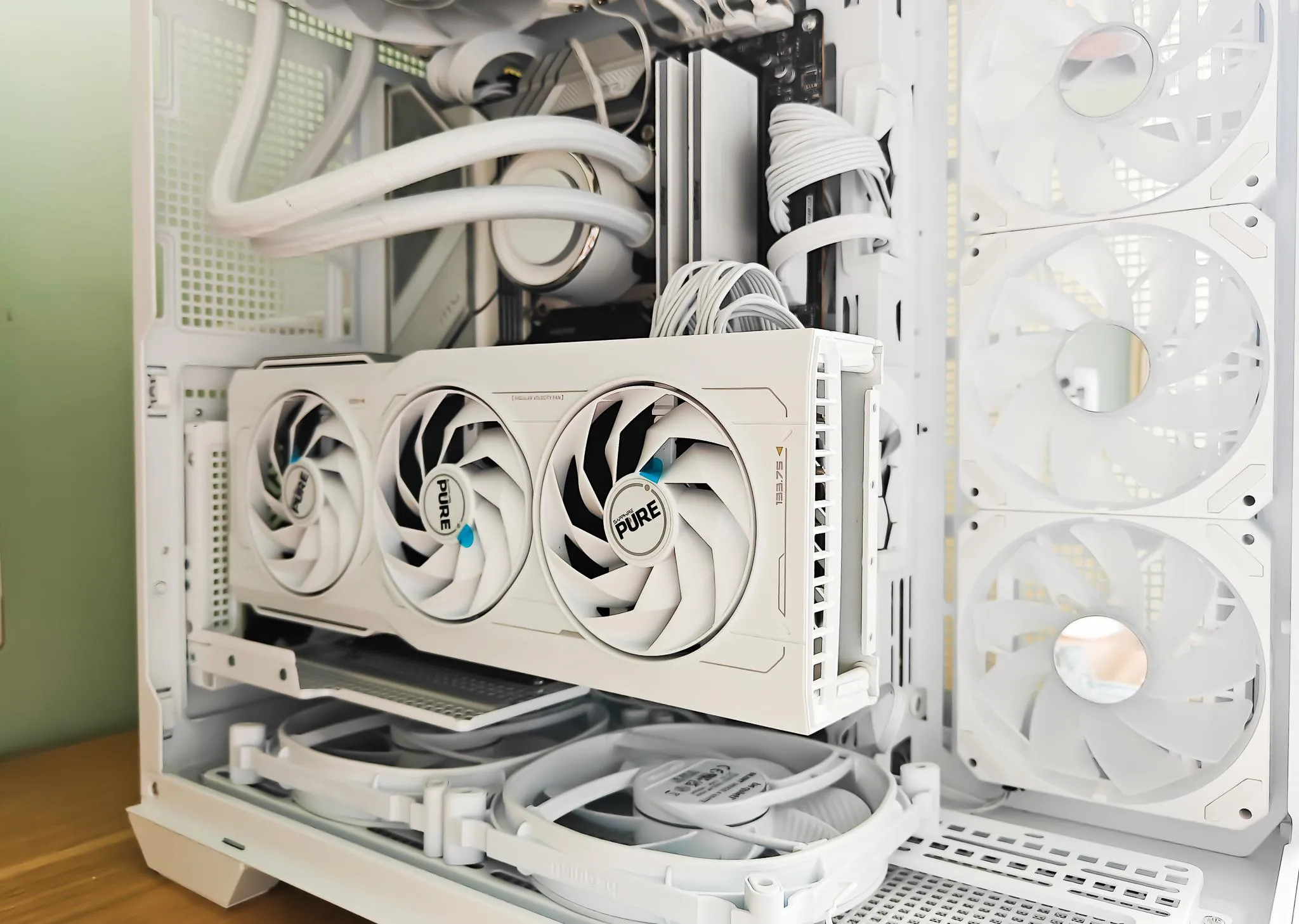 显卡竖装到底会不会影响性能？我实测了