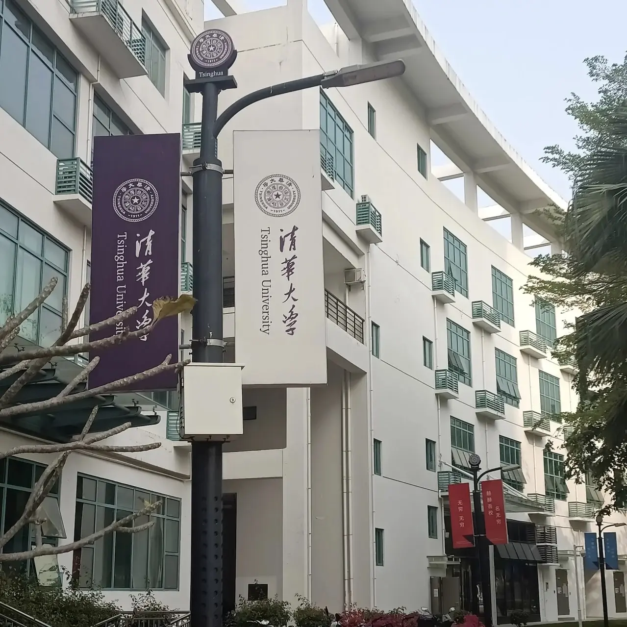 清华大学深圳研究生院直属清华大学，是清华大学唯一异地办学机构，开设
