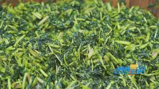 值得一提的是，孝感人餐桌上的“下饭必备神器”——安陆白花菜制作的腌