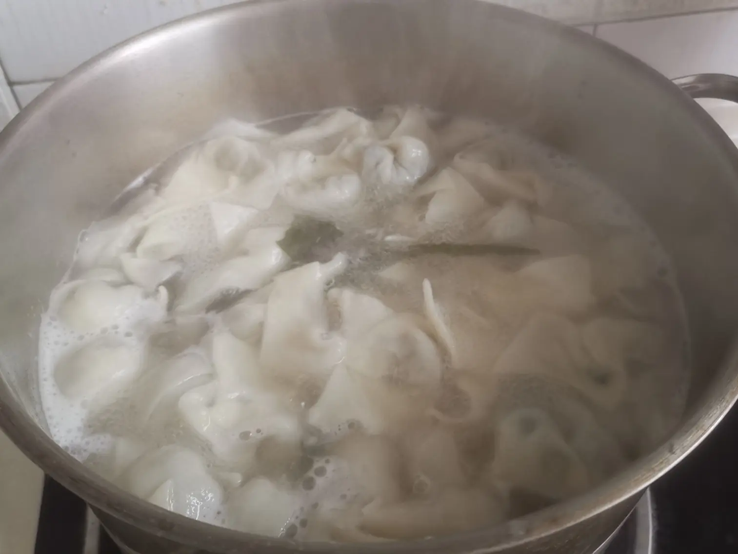 第八步：锅里放入清水，大火烧开，煮上馄饨，馄饨熟透就可以关火了。第