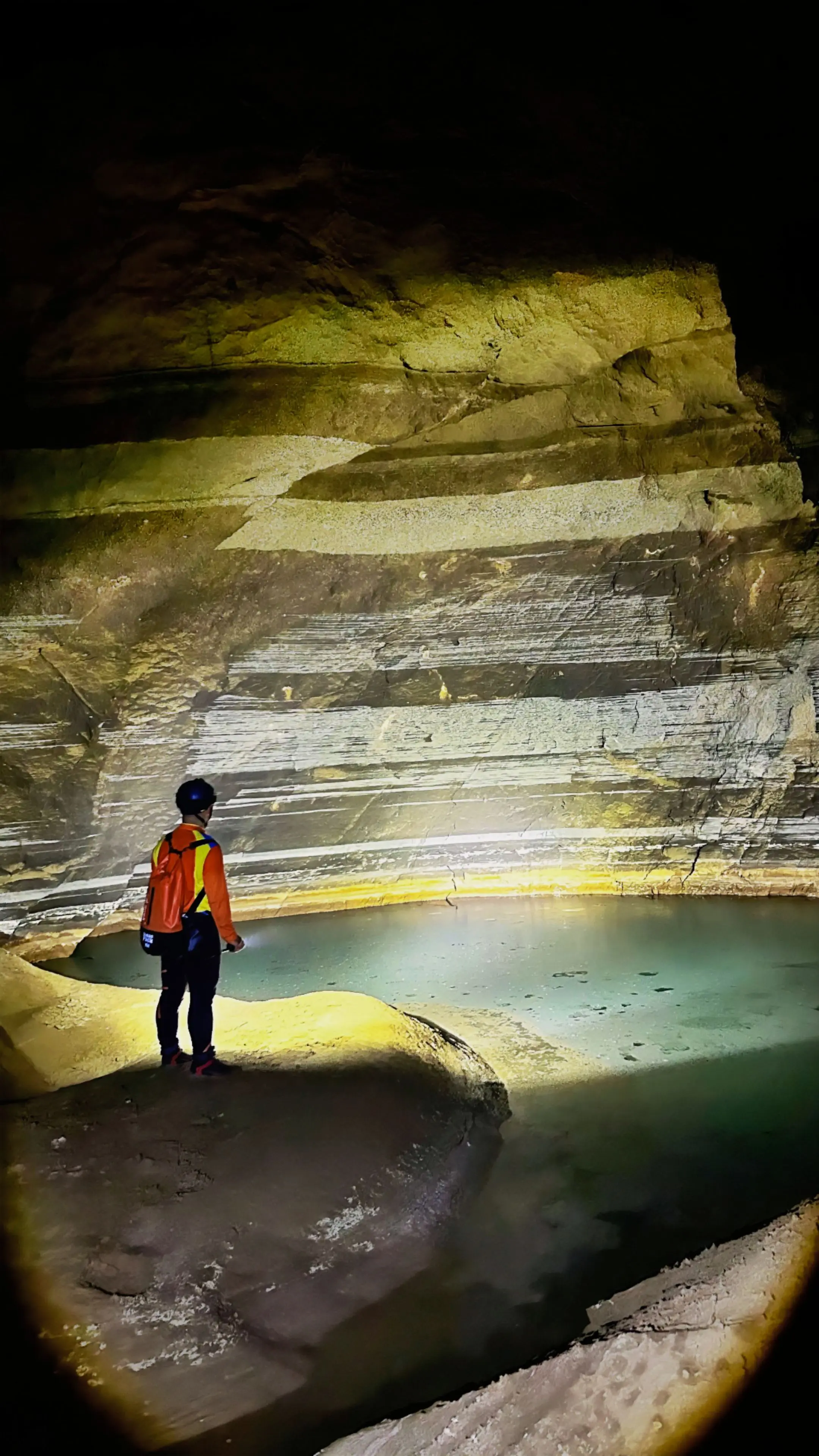 地心深处的蓝眼睛，幽蓝静谧，如梦如幻。光影交错间，仿佛进入另一个世界。