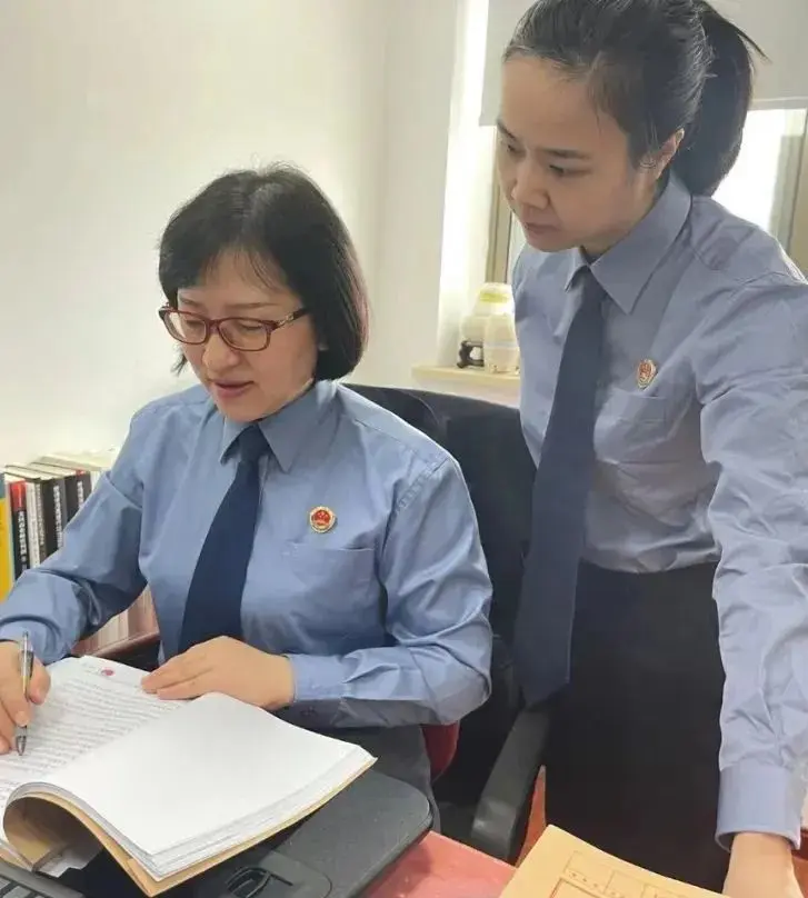 检察官讨论案情办案检察官通过对相关联的多个记账数据进行详细梳理，最